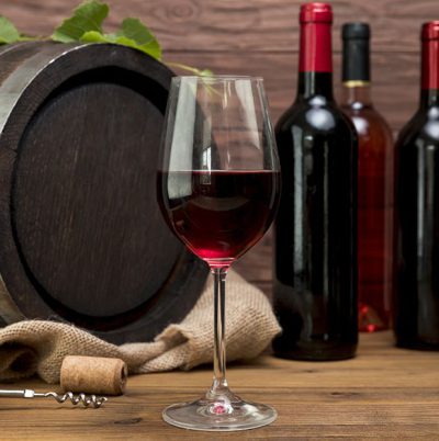 wooden-barrel-with-bottles-and-glasses-of-wine